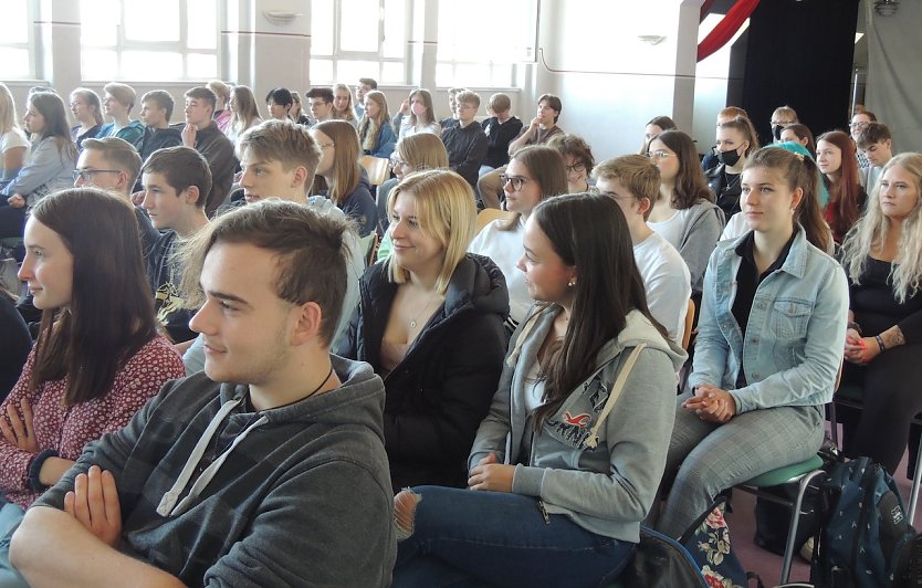 Aufmerksame Elftkl&auml;sser im Herder-Gymnasium (Foto: H.Roeder)