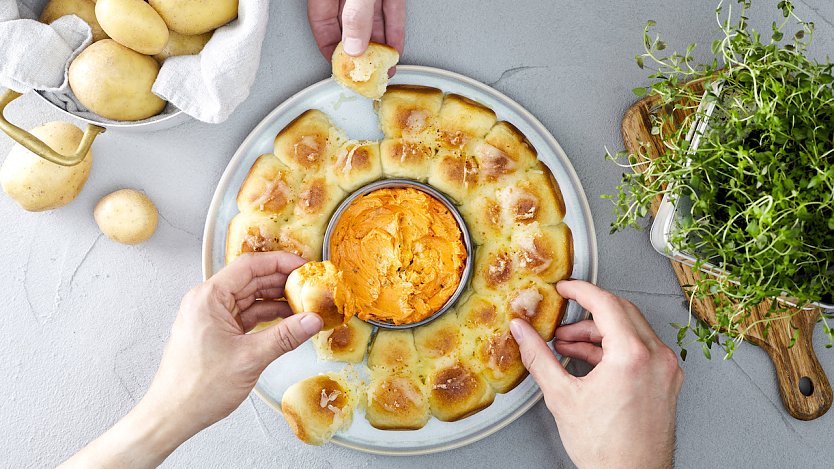 Die Kartoffel verleiht dem Teig die appetitliche gelbe Farbe und macht das Geb&auml;ck durch zus&auml;tzliche Feuchtigkeit saftig. (Foto: KMG)