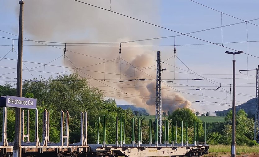 Dicke Rauchschwaden sind schon aus gro&szlig;er Entfernung zu sehen (Foto: nnz)