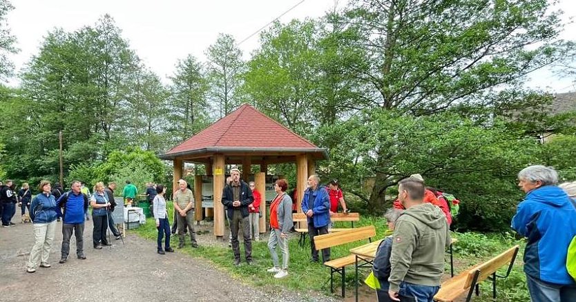 Harztor-B&uuml;rgermeister Stephan Klante und Ortschaftsb&uuml;rgermeisterin Katrin Sch&ouml;nemann er&ouml;ffneten am Samstag die Wanderung. (Foto: S.Schedwill)
