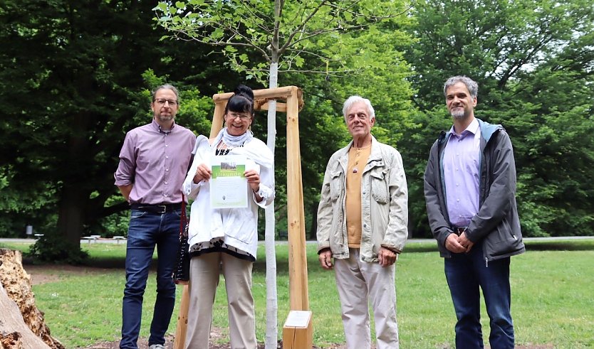 &Uuml;bergabe des Baumes mit Tura Jursa (Foto: Stadtverwaltung Nordhausen)