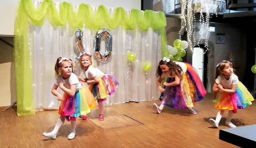 Die Kindergruppe der Sp&auml;taussiedlerinitiative KONTAKT" f&uuml;hrte eine perfekte Choreographie vor (Foto: Karla Kreyer)