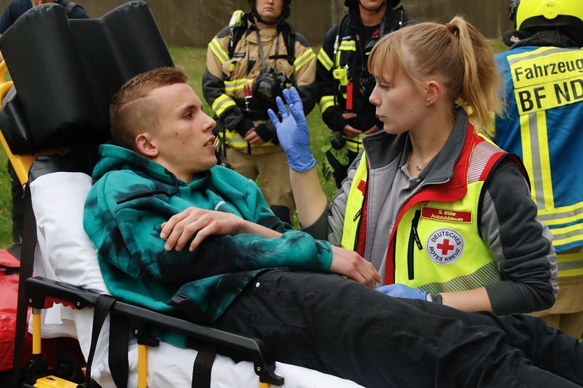 &Uuml;ben f&uuml;r den Ernstfall - Stefanie M&uuml;ller und Sebastian M&uuml;ller, beide Rettungssanit&auml;ter in Ausbildung (Foto: agl)