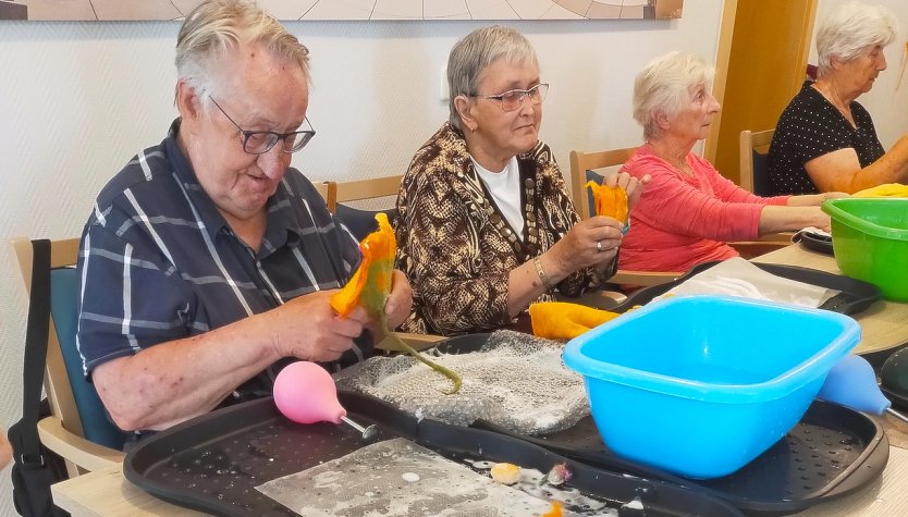 Die G&auml;ste der Tagespflege hatten viel Freude beim Filzen (Foto: Tagespflege Barbarossagarten)