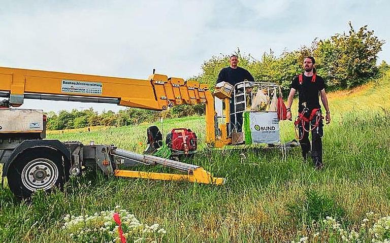 Mit schwerem Ger&auml;t f&uuml;r den Vogelschutz unterwegs (Foto: J.Papke)