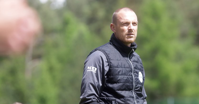 Trainer Matthias Pe&szlig;olat versucht Druck von seinem Team zu nehmen (Foto: M.Liedke)