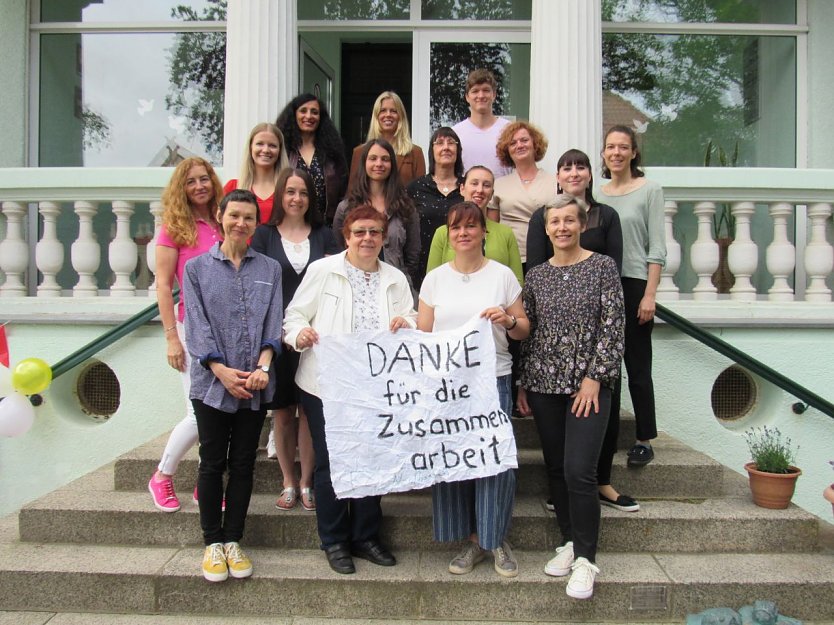 Der Dank des kompletten Familienzentrum-Teams geht an alle Kooperationspartner und Unterst&uuml;tzer. Das Plakat ist etwas zerknittert, weil es f&uuml;r eine Videobotschaft bereits auf den Berg Ararat (5137 m) in die T&uuml;rkei mitgereist ist.  (Foto: Familienzentrum)