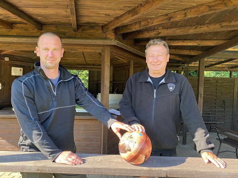  Torsten Metelka, Abteilungsleiter Sektion Fu&szlig;ball, und Gunter Staecker , Vereinsvorsitzender SV Hohnstein (v. l. n. r.) (Foto: Sandra Witzel)
