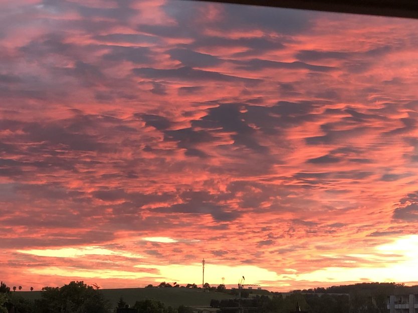 ...und einen ähnlichen Eindruck vom Abendhimmel hielt Herr Voigt fest (Foto: O. Voigt) ...und einen ähnlichen Eindruck vom Abendhimmel hielt Herr Voigt fest (Foto: O. Voigt)