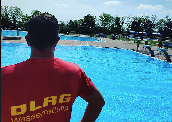 Rettungsschwimmer im Freibad (Foto: DLRG Kyffhäuser) Rettungsschwimmer im Freibad (Foto: DLRG Kyffhäuser)