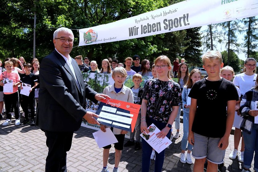 Ordnungsamtsleiter G&uuml;nther Fiedler nahm den Spendenscheck der Leinefelder Sch&uuml;ler stellvertretend f&uuml;r Stadtb&uuml;rgermeister Marko Grosa entgegen. (Foto: Ren&eacute; Wei&szlig;bach)