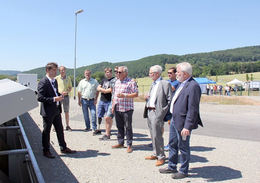 Blick ins Herzst&uuml;ck der Kl&auml;ranlage: Marcus Heinemann (links), Bereichsleiter Wasser und Abwasser bei der EW Wasser, erl&auml;utert die Scheibentauchk&ouml;rperanlage. Unter den zahlreichen G&auml;sten war auch Thomas Wagner, Referatsleiter im Th&uuml;ringer Ministerium f&uuml;r Umwelt, Energie und Naturschutz (rechts). (Foto: Eichsfeldwerke)
