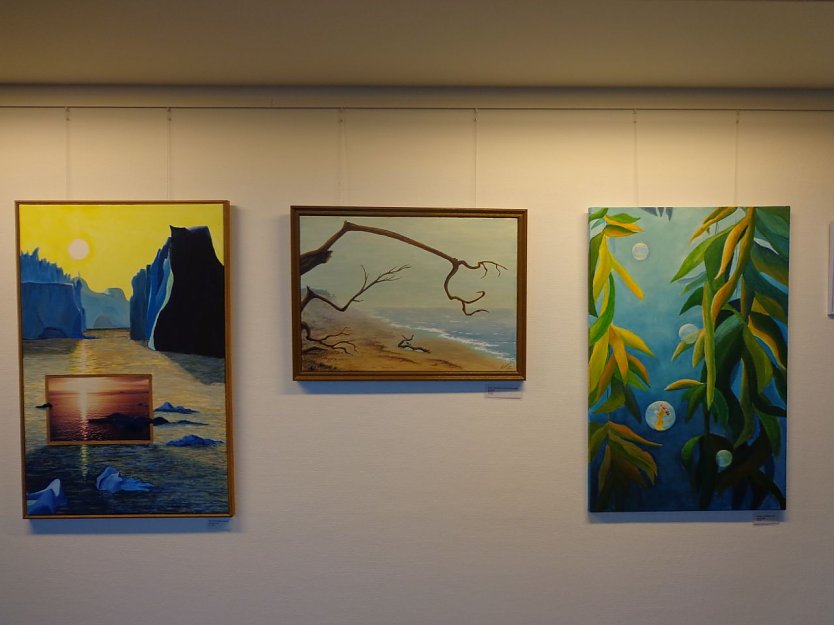 In der Kreissparkasse sind seit gestern die Werke dreier K&uuml;nstler ausgestellt (Foto: Hans-Georg Backhaus)