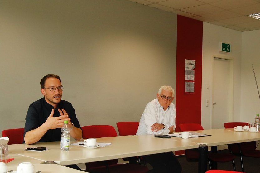 IG-Metall Vertreter Alexander Scharff und Feuer-Gesch&auml;ftsf&uuml;hrer Bernd Gulden: in der deutschen Gewerkschaftskultur kann man konstruktiv zusammen arbeiten (Foto: agl)