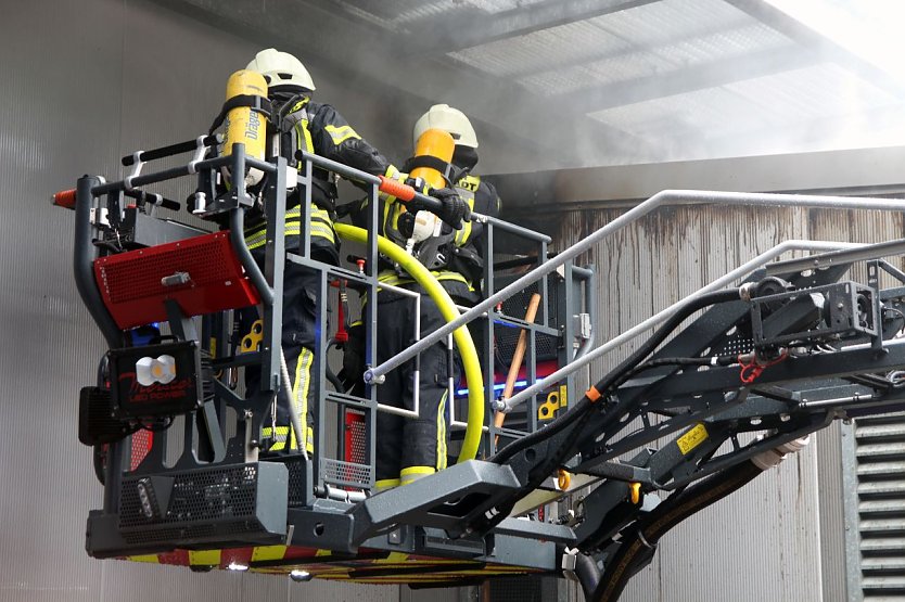 Brand wird unter Kontrolle gebracht (Foto: Marvin K&ouml;nig )