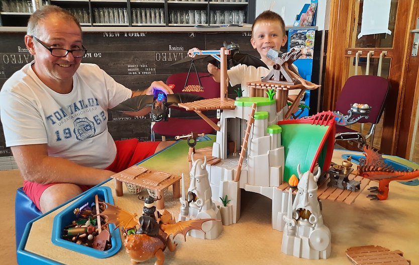 Viel Geduld haben Eltern und Gro&szlig;eltern mit ihren Spr&ouml;sslingen beim Spielen in der PLAYMOBIL-Ausstellung (Foto: M.Manthey)