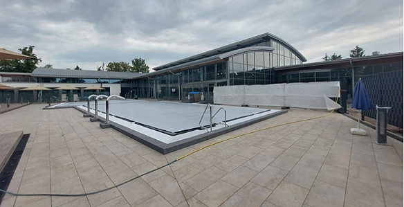 Das Au&szlig;enbecken der Friederiken Therme erh&auml;lt den letzten Schliff, bevor es am 12. August von den Badeg&auml;sten zur&uuml;ckerobert wird. (Foto: KTL)