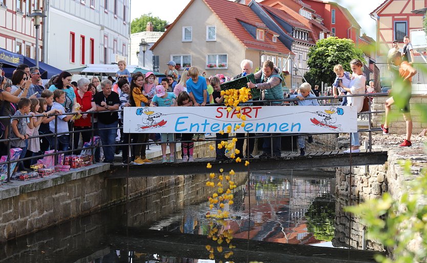  Das Entenrennen auf der Wipper geh&ouml;rt beim Worbiser Stadtfest zu einem der vielen H&ouml;hepunkte. Besitzer der schnellsten Plastiktiere d&uuml;rfen sich &uuml;ber tolle Preise freuen.  (Foto: Ren&eacute; Wei&szlig;bach )