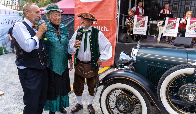 Die Altstadt-Originale mit ihrem Chauffeur Herrn Gröbel (Foto: S.Tetzel) Die Altstadt-Originale mit ihrem Chauffeur Herrn Gröbel (Foto: S.Tetzel)