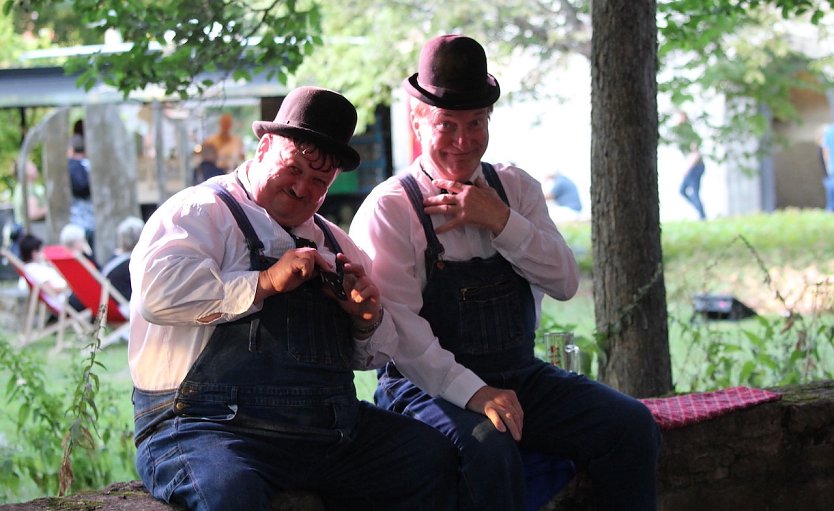 Sind das tats&auml;chlich Stan Laurel und Oliver Hardy? Oder ist es nur eine Sommerlaune der Veranstalter? (Foto: Eva Maria Wiegand)