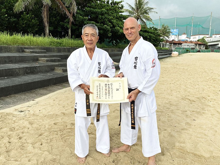 Frank Pelny erk&auml;mpfte sich den 6. Dan im Ry&ucirc;ky&ucirc; Kobud&ocirc; und erhielt den Titel Renshi. Dies war das erste Mal im Tesshinkan-Verband, dass solch hohe Meistergrade an Ausl&auml;nder vergeben wurden. (Foto: F.Pelny)