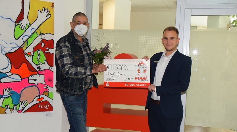 Symbolischen Scheck &uuml;bergeben (Foto: KSK)