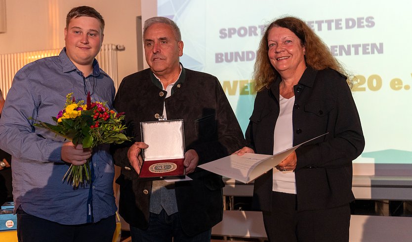 Der VfB Werther erhielt die Ehrenplakette des Bundespr&auml;sidenten anl&auml;&szlig;lich des 100. Jahrestages seines Bestehens  (Foto: Sven Tetzel)
