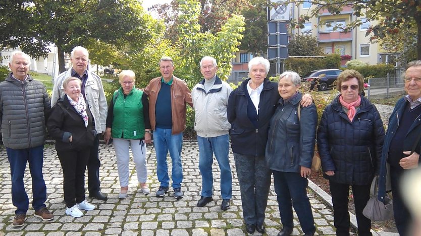 Der eiserne Kern aus der ehemaligen Klasse 12 A fand sich beim Humboldt-Gymnasium ein, einige in Begleitung ihrer Ehepartner. (Foto: Kurt Frank)