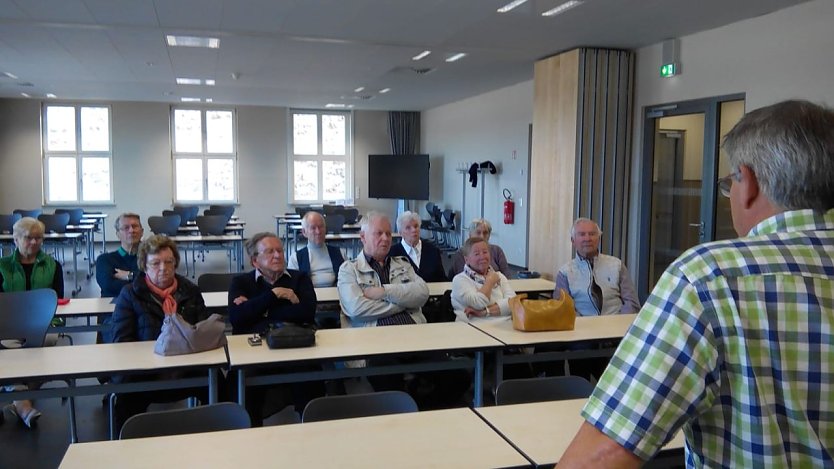 Wie in alten Zeiten sa&szlig;en sie im Klassenraum und lauschten den Ausf&uuml;hrungen des Lehrers, in diesem Fall Direktor Vogt. (Foto: Kurt Frank)