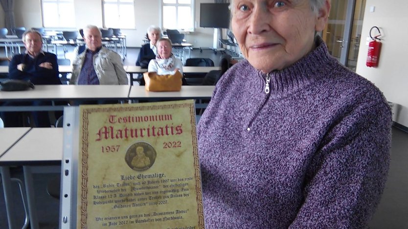 Eine Urkunde erinnert jeden Teilnehmer an das denkw&uuml;rdige eiserne Klassentreffen im Jahr 2022. (Foto: Kurt Frank)