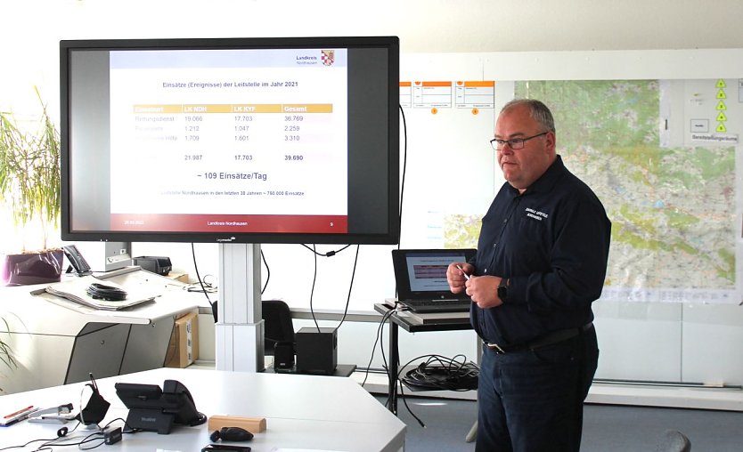 Tobias Mielke erl&auml;utert Aufgaben und Funktionsweisen der Nordh&auml;user Leitstelle (Foto: oas)
