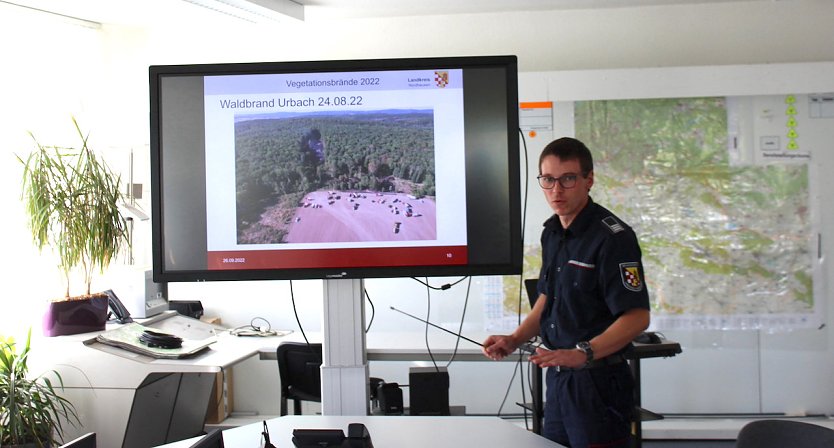 Kreisbrandmeister Daniel Kunze erl&auml;utert den neuen L&ouml;schwasserzug (Foto: oas)