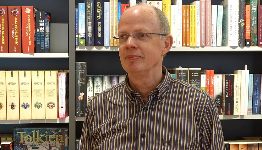 Dietrich Rose inmitten seiner geliebten B&uuml;cher (Foto: privat)