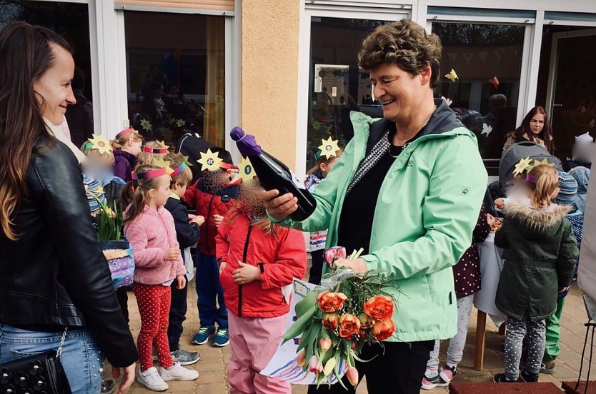 Gl&uuml;ckw&uuml;nsche und Geschenke von Gro&szlig; und Klein zum 60. Geburtstag (Foto: Montessori-Kinderhaus)