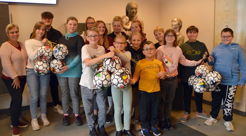 Freude bei den Sch&uuml;lern &uuml;ber neue Spielger&auml;te (Foto: Pestalozzi Schule)