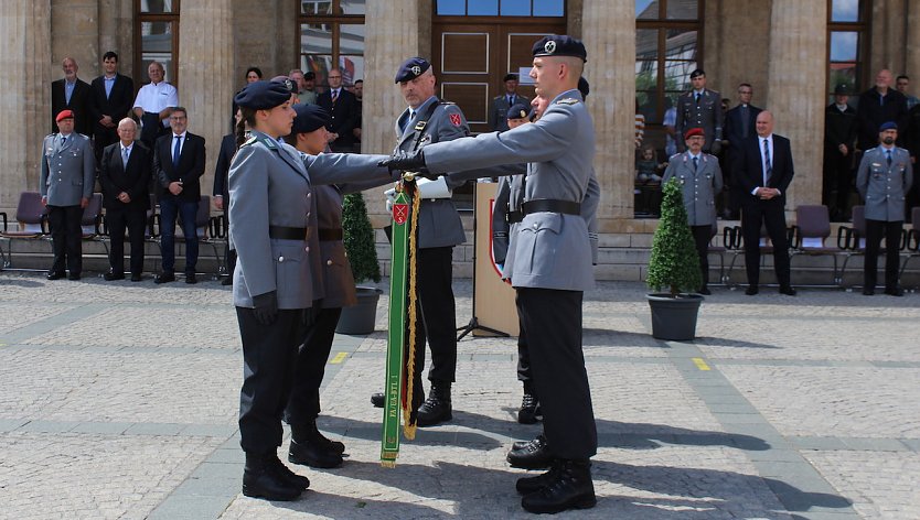 (Archiv) Fahneneid der neuen Rekruten der Bundeswehr am 25. Mai 2022 auf dem Sondersh&auml;user Marktplatz (Foto: Eva Maria Wiegand)