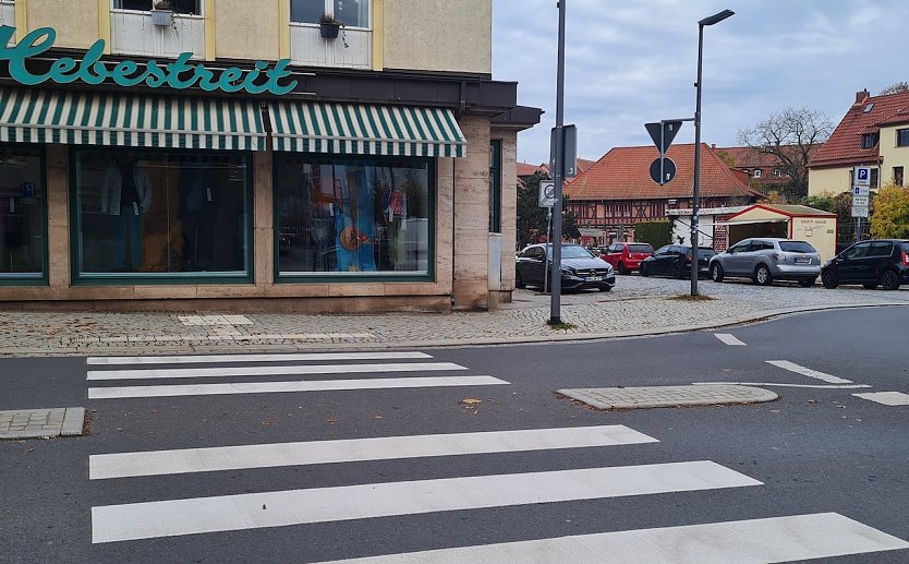 Zebrastreifen wurden nachgezeichnet (Foto: Stadtverwaltung)