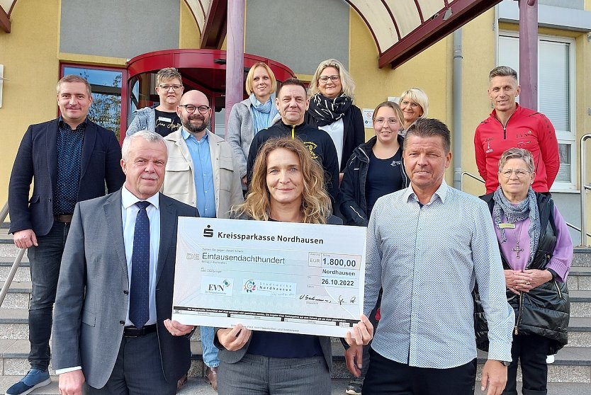 Die Gesch&auml;ftsf&uuml;hrer der Unternehmen der Stadtwerke-Nordhausen-Gruppe &uuml;bergaben Spendenschecks in H&ouml;he von insgesamt 1.800,00 Euro an verschiedene Institutionen und Vereine in der Stadt und im Landkreis Nordhausen. (Foto: Franziska Bernsdorf )
