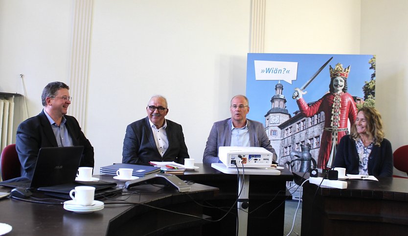 Gut gelaunte Protagonisten eines neuen Indoor-Anlaufs in Nordhausen: Thomas Selber (Kreissparkasse), Werner H&uuml;tcher (Organisator), Landrat Matthias Jendricke und EVN-Gesch&auml;ftsf&uuml;hrerin Jana Z&ouml;ller (v.l.n.r.) (Foto: oas)