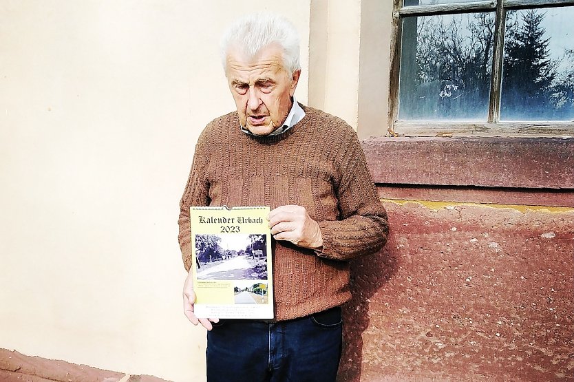 Klaus Simon mit dem Kalender für nächstes Jahr (Foto: Kevin Seifert) Klaus Simon mit dem Kalender für nächstes Jahr (Foto: Kevin Seifert)