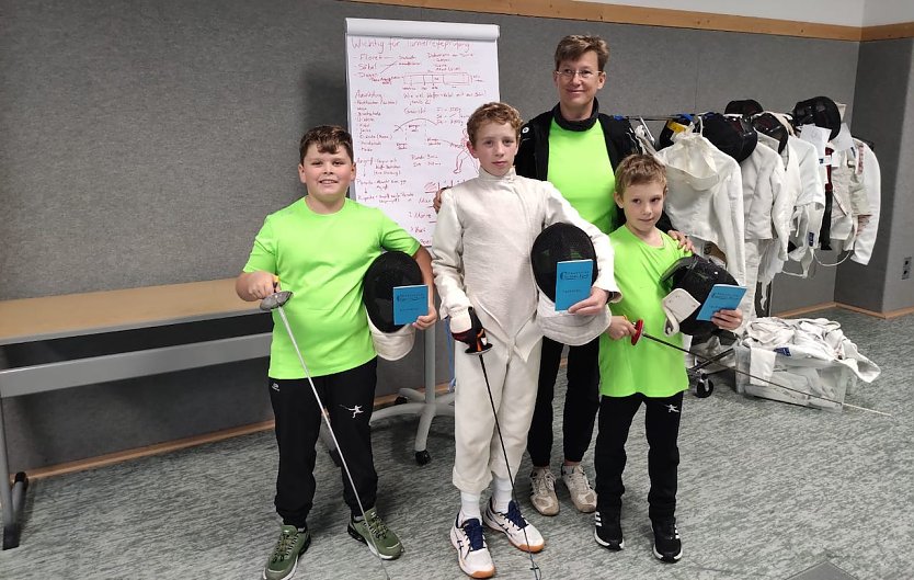  Tom Wei&szlig;leder, Leandro Linke und Thore Wernecke mit ihrer Trainerin Susanne Nikoleizig (Foto: S.Nikoleizig)
