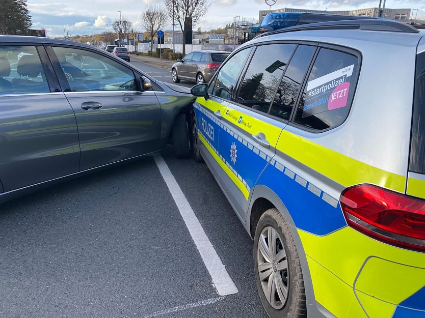 Unfall mit Einsatzfahrzeug (Foto: Landespolizeiinspektion Nordhausen) Unfall mit Einsatzfahrzeug (Foto: Landespolizeiinspektion Nordhausen)