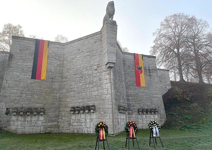Bild: Kranzniederlegung in M&uuml;hlhausen