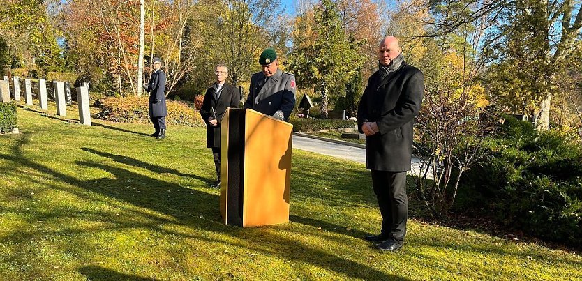 Bild: 1.v.r. B&uuml;rgermeister Steffen Grimm hielt zum Volkstrauertag eine Gedenkrede auf dem Hauptfriedhof in Sondershausen