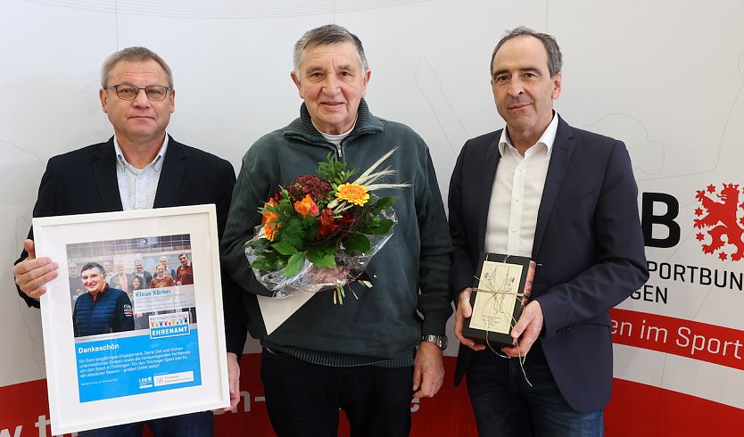 Klaus K&ouml;rber (Mitte) nahm die hohe Auszeichnung in Erfurt entgegen (Foto: Landessportbund)