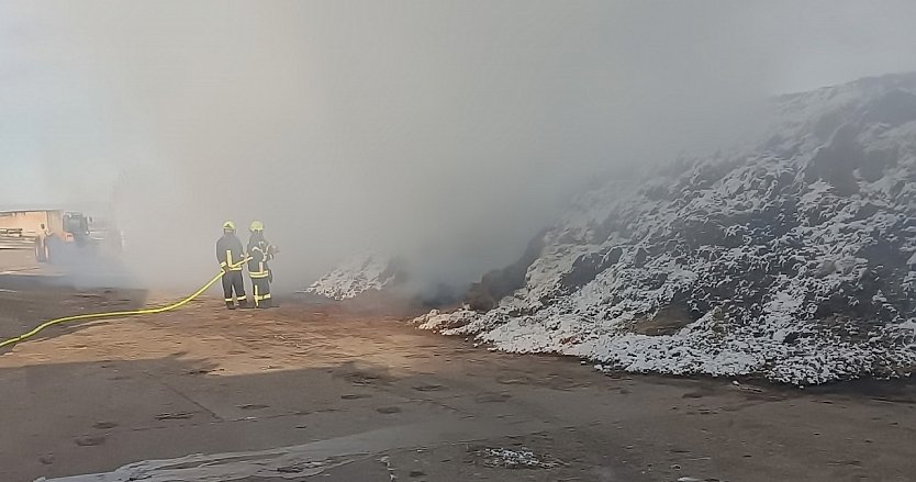 Ein Misthaufen in Oberheldrungen entz&uuml;ndete sich und musste abgel&ouml;scht werden (Foto: Feuerwehr Heldrungen/Oberheldrungen/Silvio Dietzel)