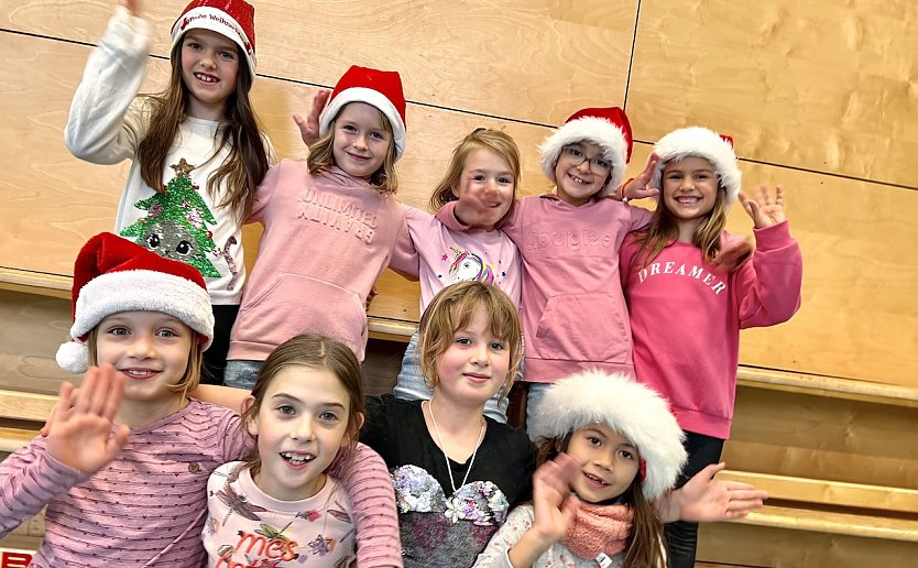 Die Tanzkinder sind in Neustadt auf dem Weihnachtsmarkt  (Foto: Ev. Grundschule )