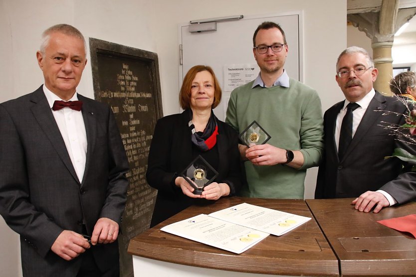 v.l.: Pr&auml;ses Dr. Uwe Krieger, die Preistr&auml;ger Conny Heise und Michael Goos, Superintendent Andreas Schwarz (Foto: agl)
