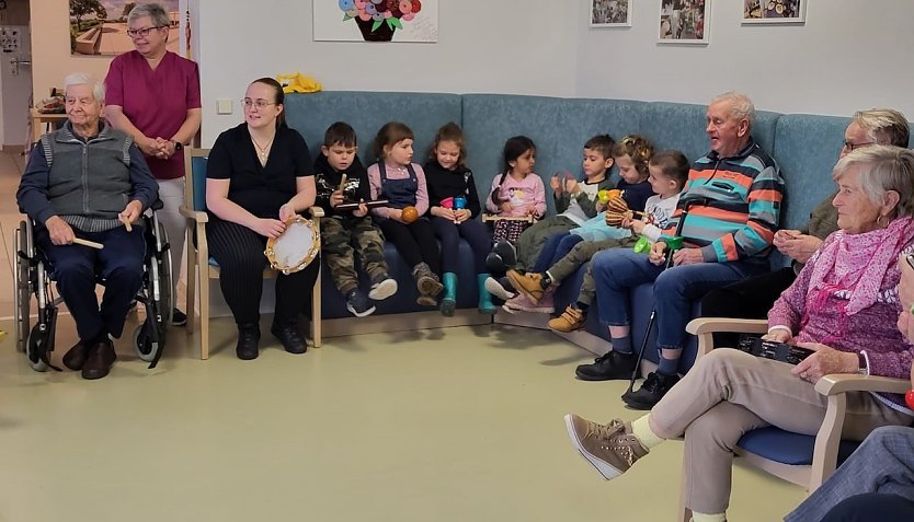 Kita-Kinder besuchen besuchten die Tagespflege Barbarossagarten (Foto: Karina Krausholz)