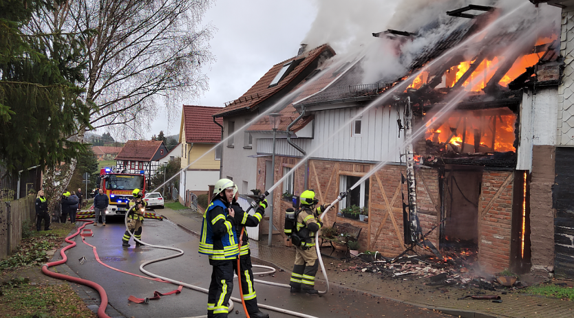Löscharbeiten in der Schieferliethen-Straße in Steigerthal (Foto: Cornelia Wilhelm) Löscharbeiten in der Schieferliethen-Straße in Steigerthal (Foto: Cornelia Wilhelm)